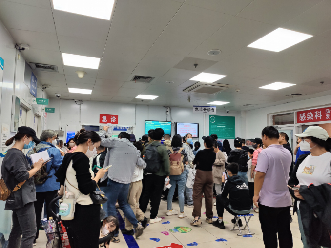 ▲2023年10月14日，首都儿科研究所附属儿童医院的急诊已经挂到了四百多号。新京报记者 汪畅 摄