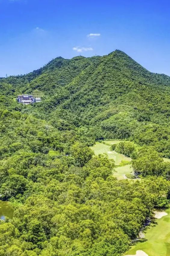 列峙着三座山峰,山涧巨瀑,泉水淙淙;沿途的莲花山庄,高尔夫乡村俱乐部