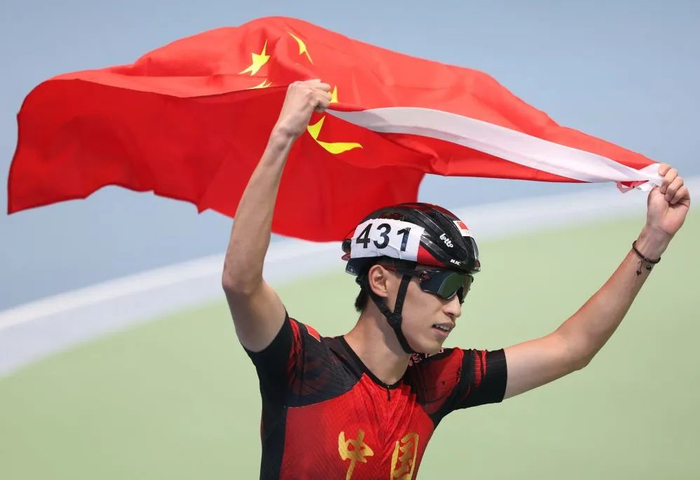 中国选手张振海在比赛后庆祝。新华社记者 杨世尧 摄