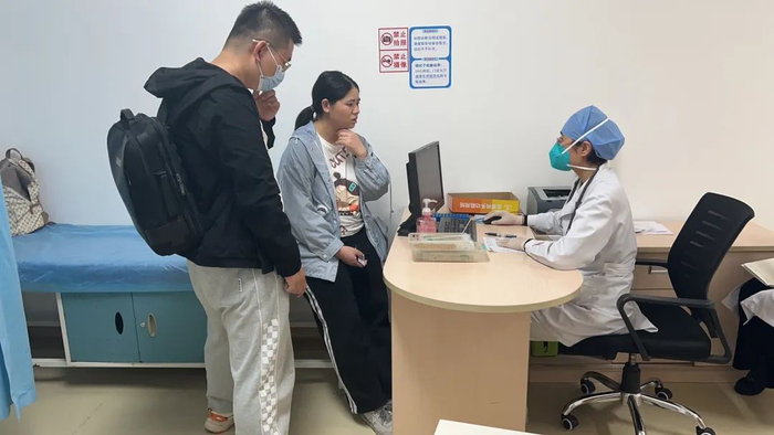 ▲2023年10月18日上午，大兴区人民医院儿科诊区，医生褚保凤正在出诊。受访者供图