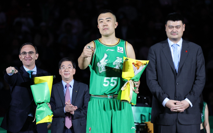 辽宁队主教练乌戈(左),球员韩德君(右二)赛前展示上赛季总冠军戒指.