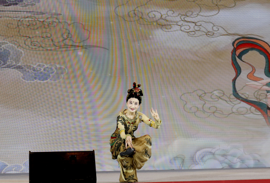 著名舞蹈家张京棣表演舞蹈《敦煌壁画》.