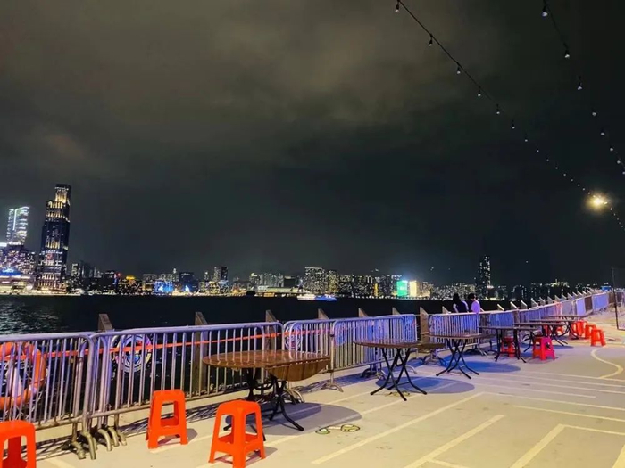 （维港边上摆放的桌椅，供图：李飞）