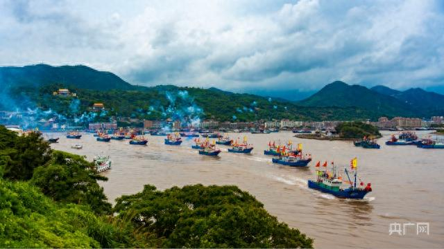 伏季休渔期结束后的象山石浦港畔渔船出海(央广网记者 俞烨 摄)