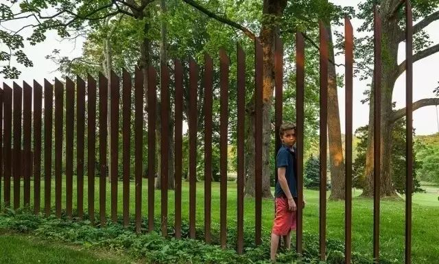 绿篱围栏植物护栏,能够缓解视觉疲劳,有效增加花园绿化面积.