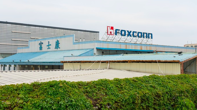 撕不掉的苹果标签,离不开的大陆市场,上半年营收利润双降|富士康