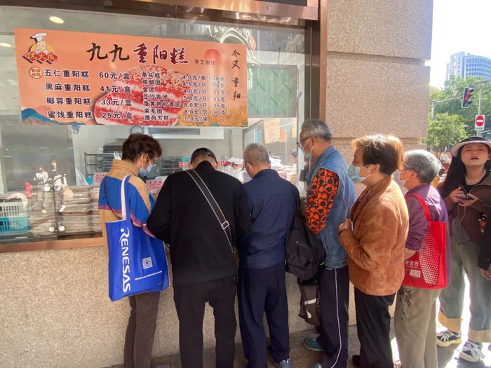 沈大成总店门口排起长队