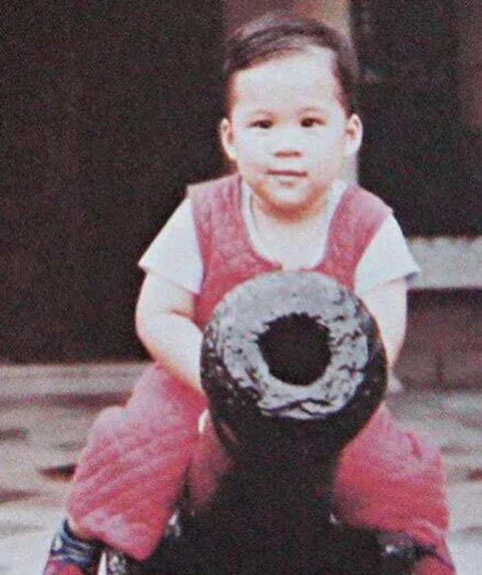 ▲霍启刚小时候