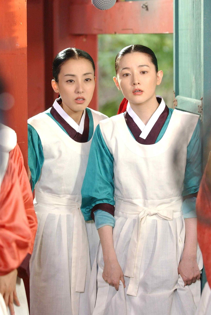 李连生（左，朴恩惠 饰）和徐长今（李英爱 饰）