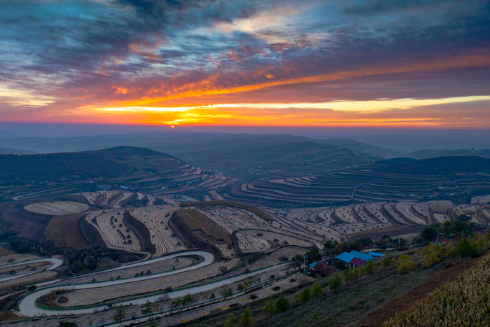 网络中国节我在宁夏晒月亮宁夏彭阳梯田秋色五彩斑斓朝霞美景令人陶醉