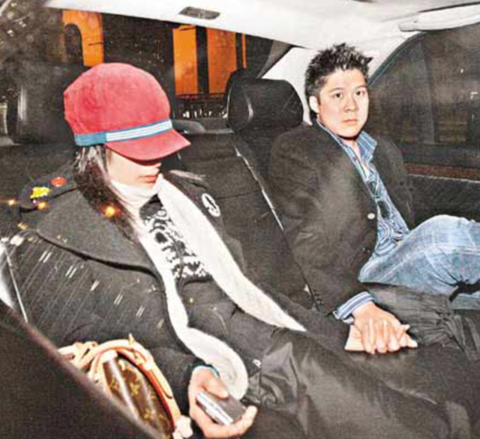 ▲2005年，媒体拍下的郭晶晶与霍启刚