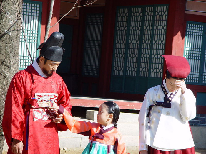 《大长今》片场照，从左到右：闵政浩（池珍熙 饰）、小长今 （赵贞恩 饰）、徐长今（李英爱 饰）