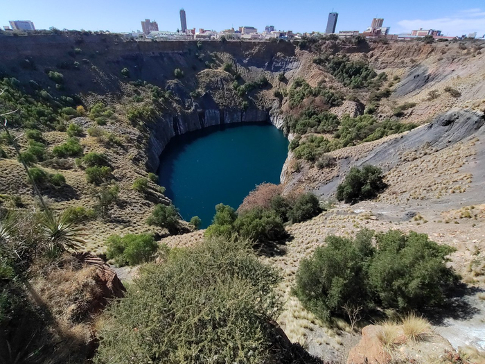 从观赏天桥上看到的大坑