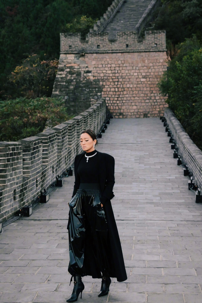 巩俐[超话]##海报星图#这次依旧是裸唇妆以及出镜率极高的all blak