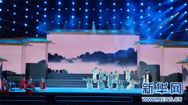   10月22日，赤水河谷九月九·第一届遵义酱酒节开幕式上的文艺演出。新华网 卢志佳 摄