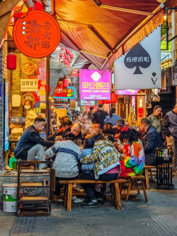 到成都街头走一走,来一次citywalk|太古|成都|虫_新浪新闻