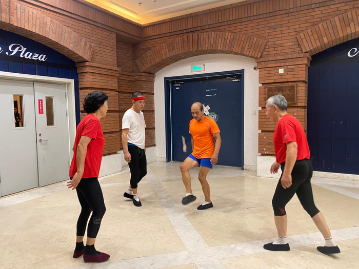 　　魏玉萍（右一）在和队友练习“轮子毽”。 新华社记者 尹思源 摄