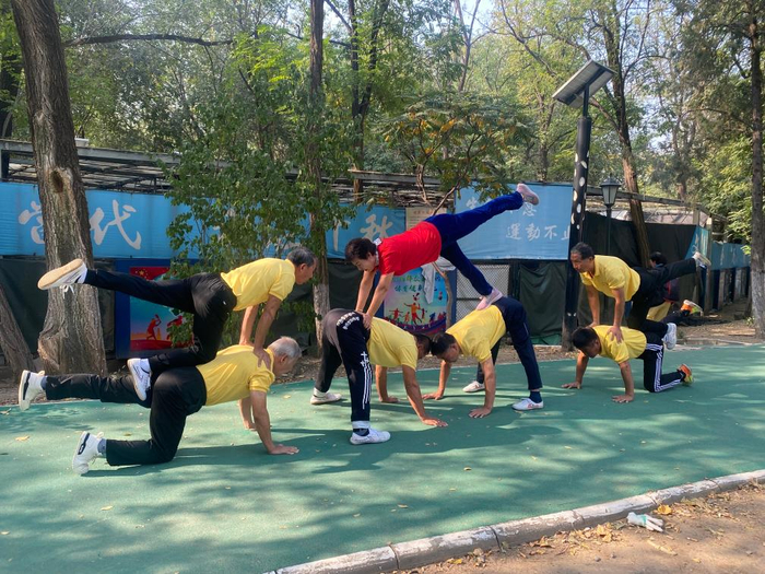 　　“老顽童”体操队队员在练习杂技动作。新华社记者 尹思源 摄