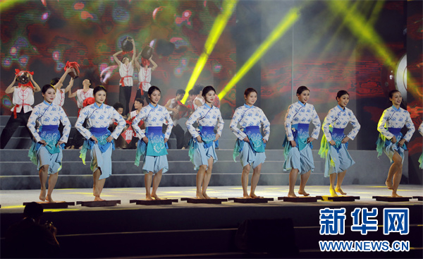   10月22日，赤水河谷九月九·第一届遵义酱酒节开幕式上的文艺演出。新华网 卢志佳 摄