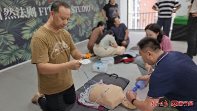 原惠哲在示范AED的正确操作