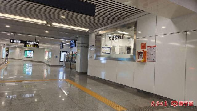 地铁3号线滨湖站内安装的AED