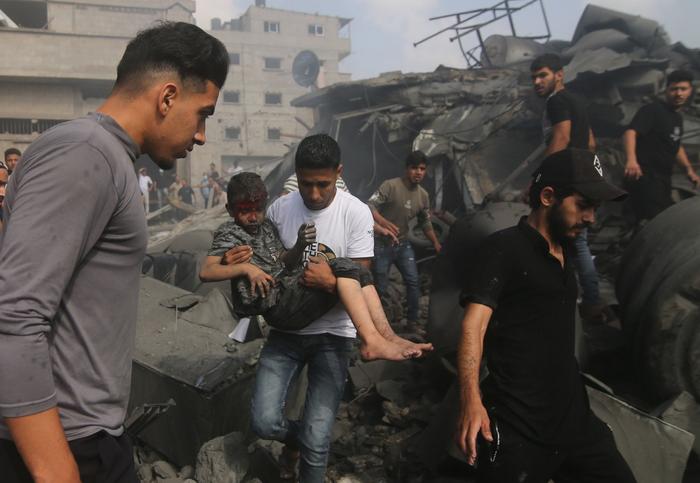 ▲10月22日，在加沙地带南部城市拉法，人们在遭以色列袭击损毁的建筑废墟上救援。图/新华社
