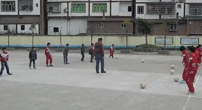 2013年，三河小学足球队员在水泥地上训练。受访者供图
