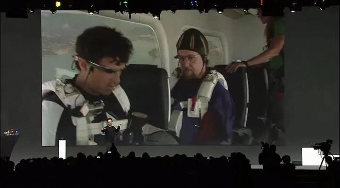 ▲2012年Google I/O大会上，跳伞员佩戴Google Glass准备跳伞。图片来源：爱范儿