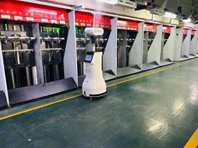新凤鸣5G工厂巡检机器人。澎湃新闻记者 陆玫 图