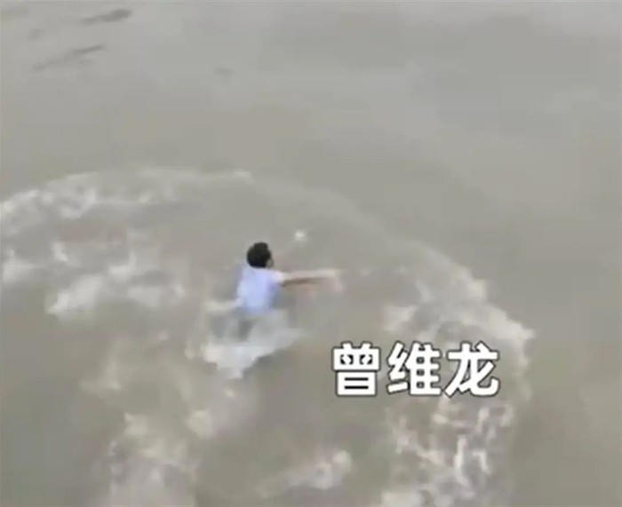 　▲曾维龙跳河救人画面（来源：珠海特区报）