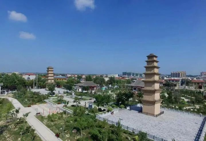 位于山西省临猗县的双塔公园内立有王维,王缙的雕塑.资料图