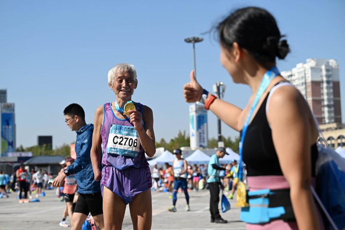 　　10月15日，刘润龙在展示参加比赛获得的奖牌。新华社记者 赵子硕 摄