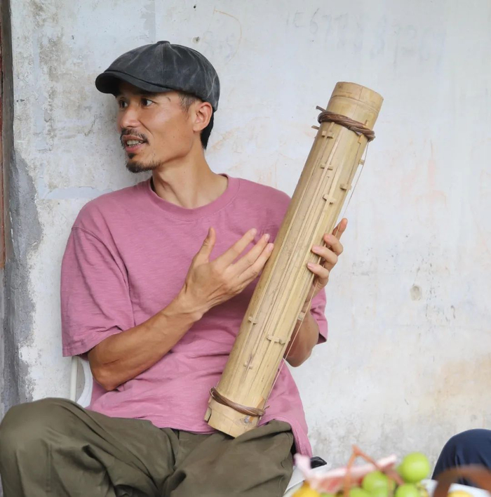 向记者现场展示并即兴演奏他这些年发明的小乐器,其中一个就是竹筒琴