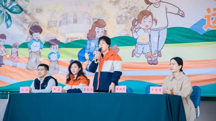 随后,园长吕俊兰致辞,希望家长和孩子们在运动中收获快乐和幸福.