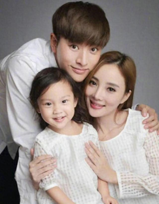 贾乃亮李小璐合体为女儿庆生,晒出全家福甜馨笑容明媚|李小璐|贾乃亮