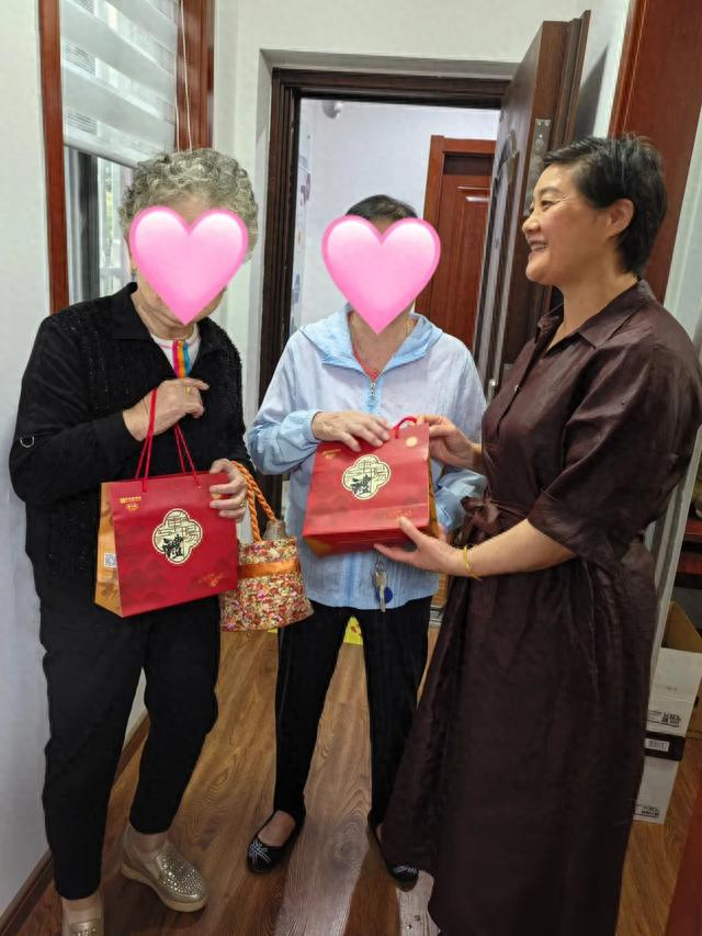 重阳至彭浦镇居民区开展节日活动