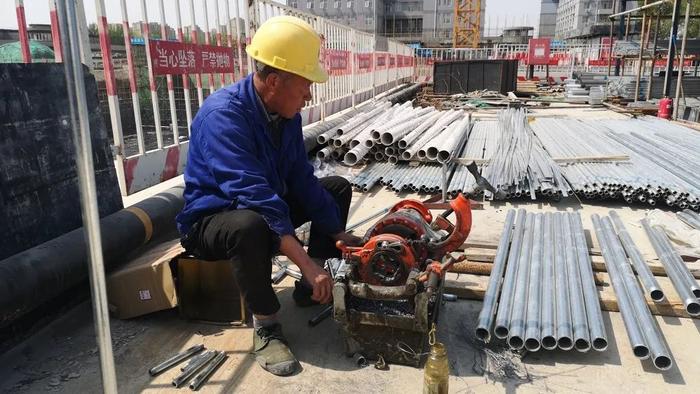 ▲63岁的农民工还在工地上干活。新京报记者 王巍 摄