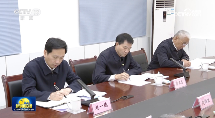 坐在现场的还有安康市委书记武文罡,安康市副市长柴丽,宁陕县委书记周