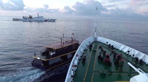 中国海警22日发布现场视频，显示菲方船只以危险方式接近中方船只导致擦碰 图源：中国海警