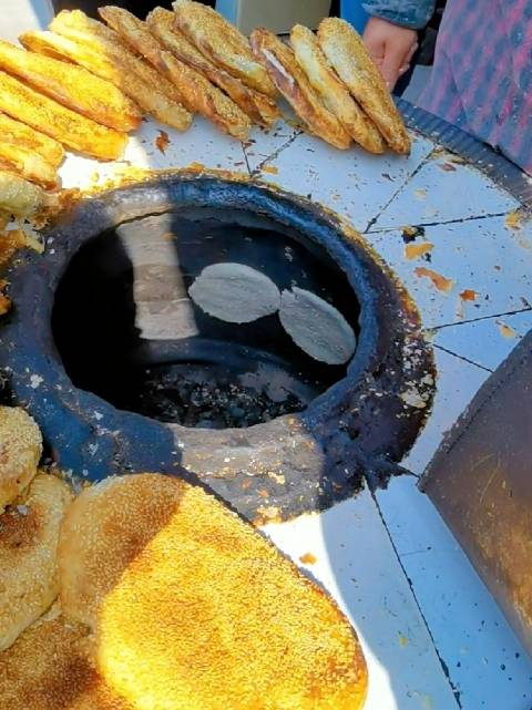 如皋迎春桥旁的老炉烧饼外皮酥脆内馅味美