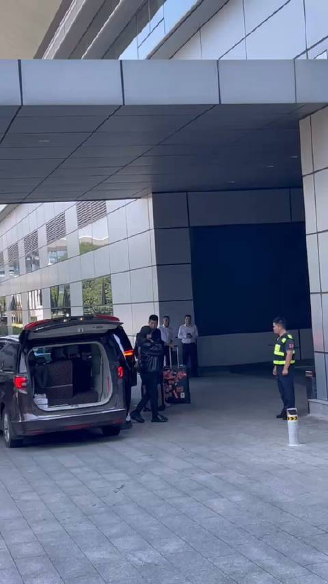 檀健次长沙机场飞北京黑色夹克牛仔裤真精神