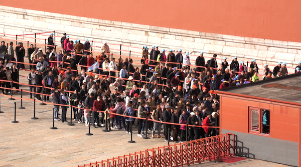 上午9点，午门外广场检票区域客流高峰情景
