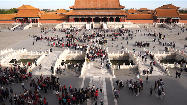上午9点太和门广场客流高峰情景