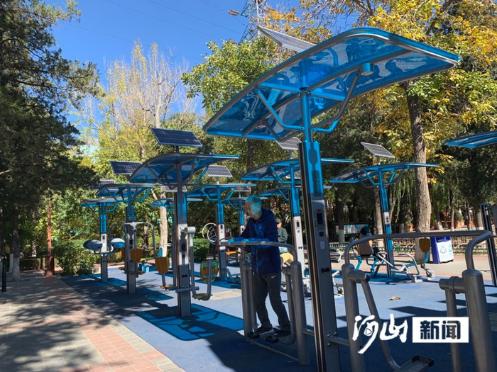 市民在季园健身。白君 陈佳 摄