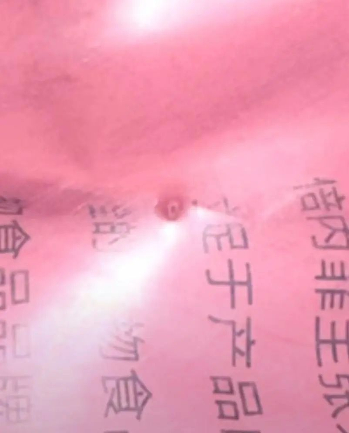 王女士在狗粮袋上发现针孔/受访者供图