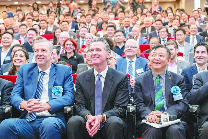 23日，美国加州州长纽森（前排中）在香港大学参加交流活动后留影。（视觉中国）