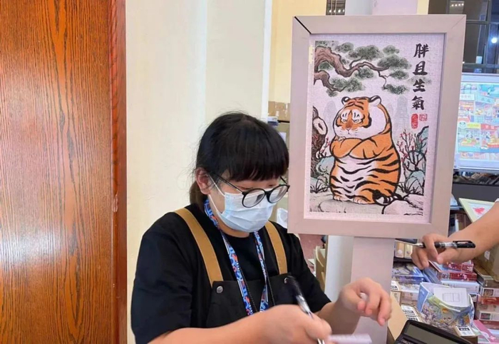 ▲“我不是胖虎”IP的拼图画，新零售商业评论摄