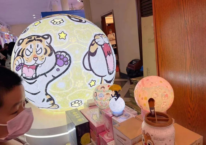 ▲上海书展上的胖虎拼图灯以及各种拼图罐子、摆件，新零售商业评论摄