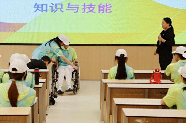图二：浙江特殊教育职业学院对服务亚残运会“小青荷”们进行专业设备使用训练。 王程程 摄