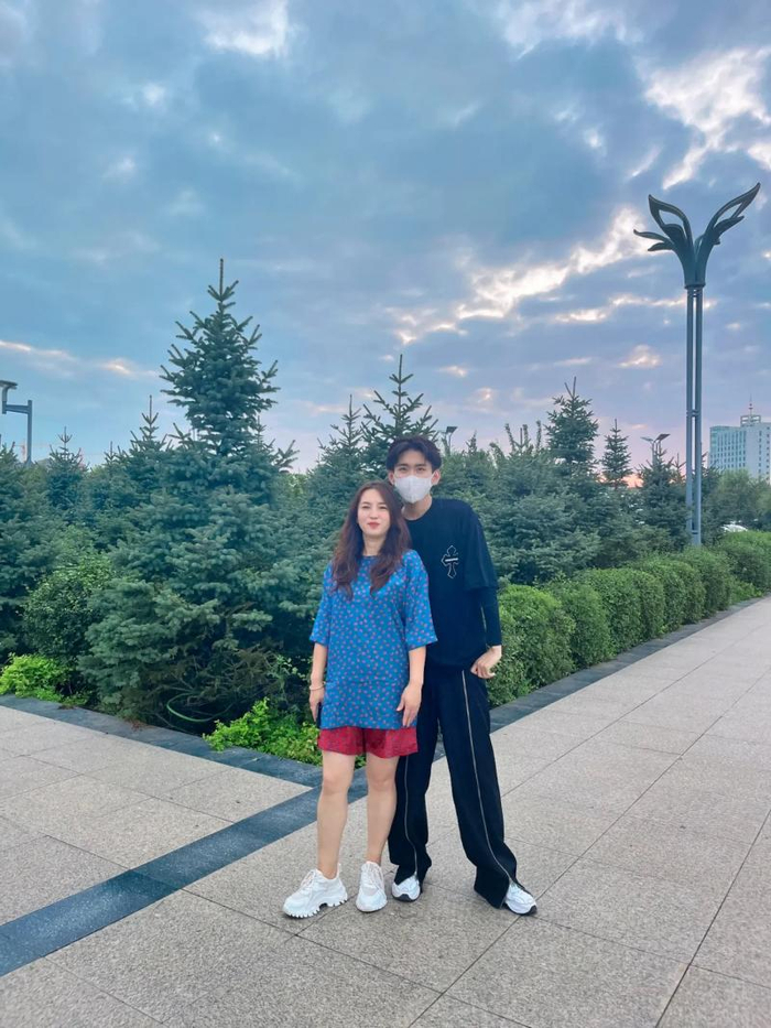 小白和送水“妈妈”的合影